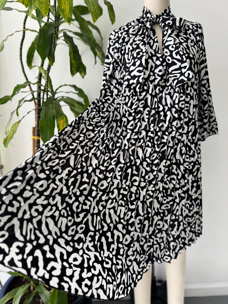 Pleated squiggle print dress