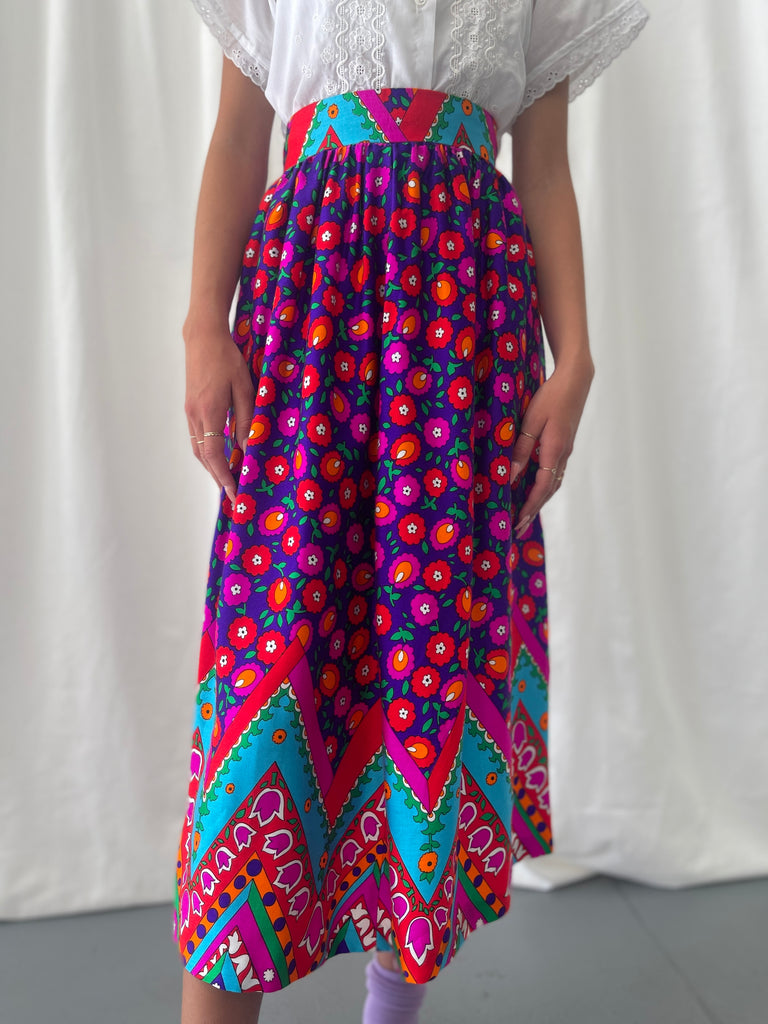 Vibrant Amazing vintage skirt waist "25"